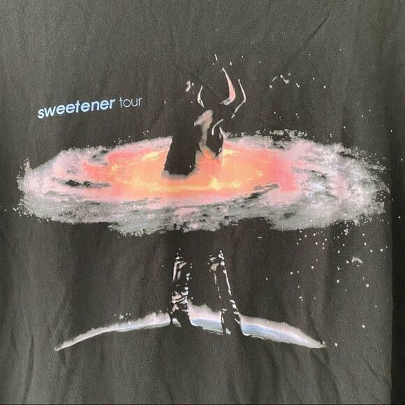 Ariana Grande Universe Sweetener Tour T-Shirt - Picture 3 of 7